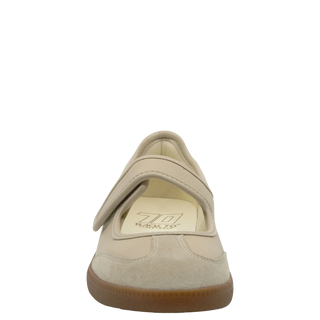Aya Sneakerina